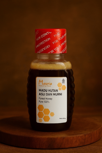 Botol madu hutan asli dan murni Mauria ukuran 1000 gram di atas tatakan kayu dengan latar coklat alami.