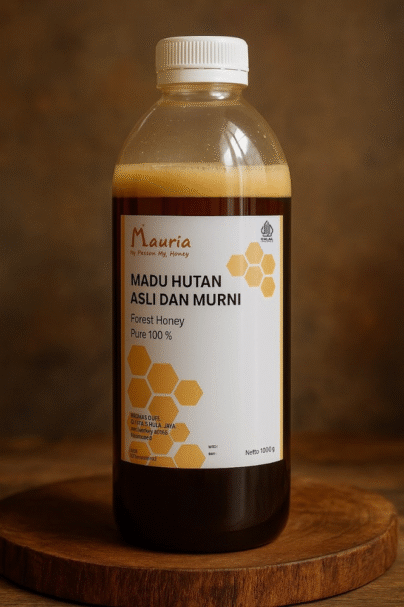 Botol madu hutan asli dan murni Mauria ukuran 1000 gram di atas tatakan kayu dengan latar coklat alami.