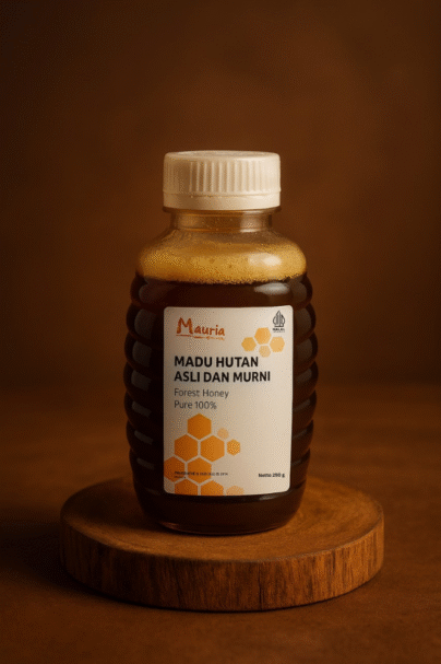 Botol madu hutan asli dan murni Mauria ukuran 1000 gram di atas tatakan kayu dengan latar coklat alami.
