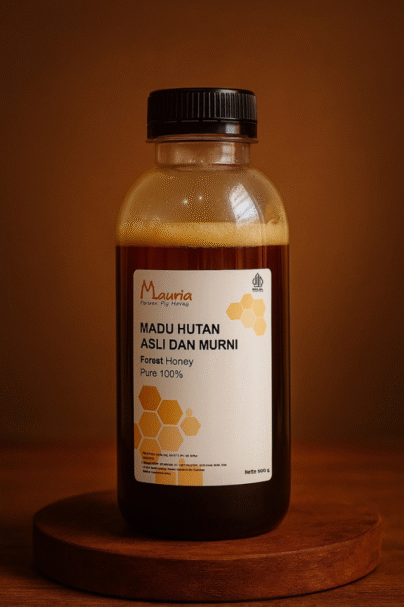 Botol madu hutan asli dan murni Mauria ukuran 1000 gram di atas tatakan kayu dengan latar coklat alami.