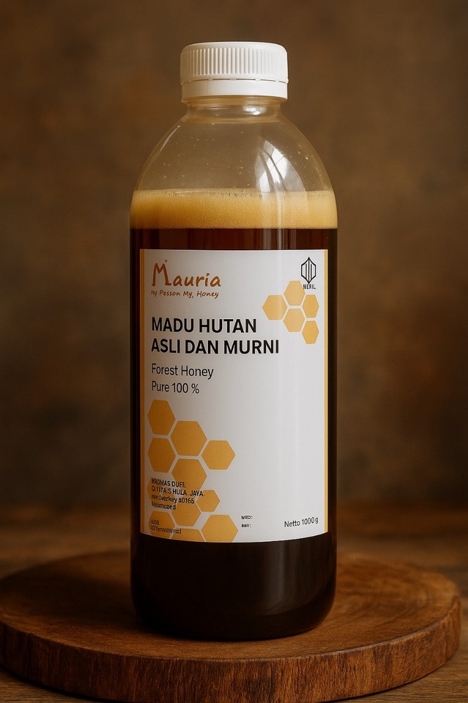 Botol madu hutan asli dan murni Mauria ukuran 1000 gram di atas tatakan kayu dengan latar coklat alami.